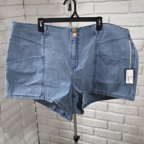 NWT Universal Thread Ladies Size 22W Light Wash High Rise Midi Shorts - Picture 1 of 13